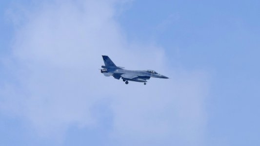 ROCAF F-16A 6688, 401st Tactical Composite Wing Flying Past Hualien City 20150704a