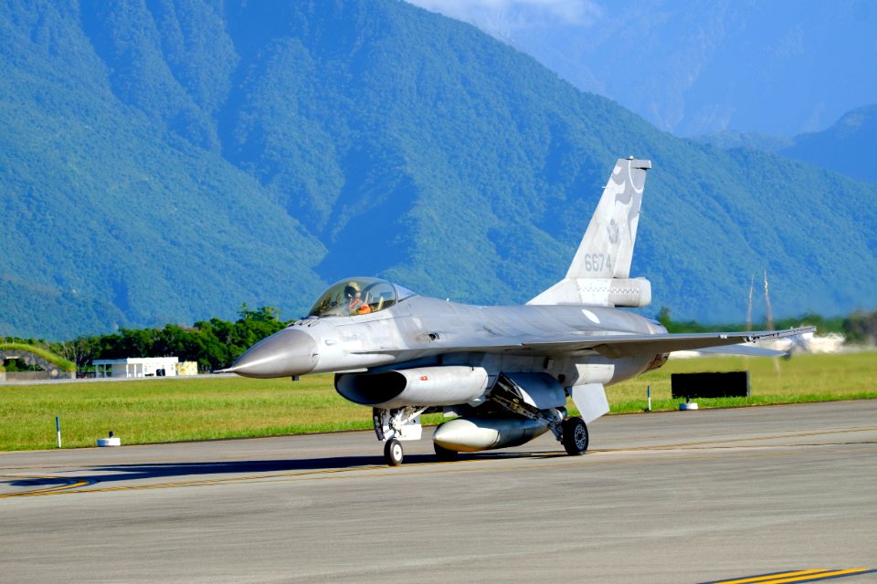 ROCAF F-16A 6674 Taxiing at Hualien Air Force Base 20170923c