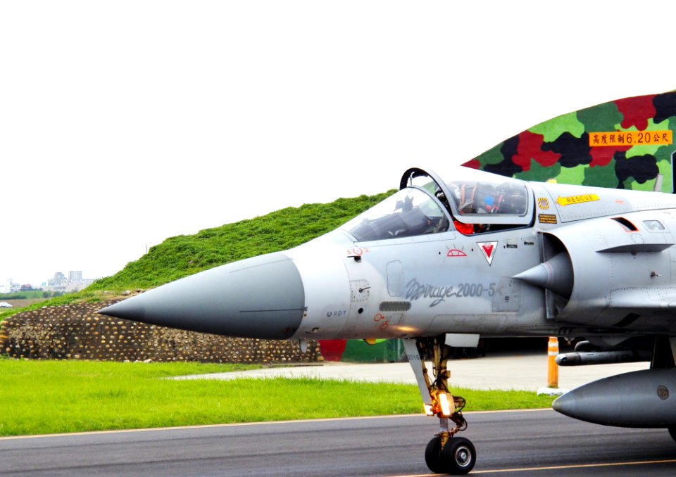 ROCAF Mirage 2000-5EI 2016 Taxiing at Hsinchu AFB Runway Head Close up 20120602