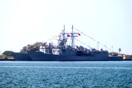 ROCN Chi Kuang (PFG2-1105) and ROCN Lan Yang (FFG-935) Shipped at Zuoying Naval Base 20151024a