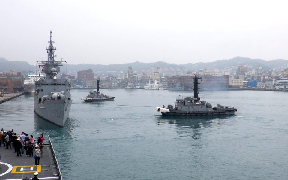 ROCN Lan Yang (FFG-935) Leaving No.4 East Pier of Keelung Harbour by Tugboats 20150316b