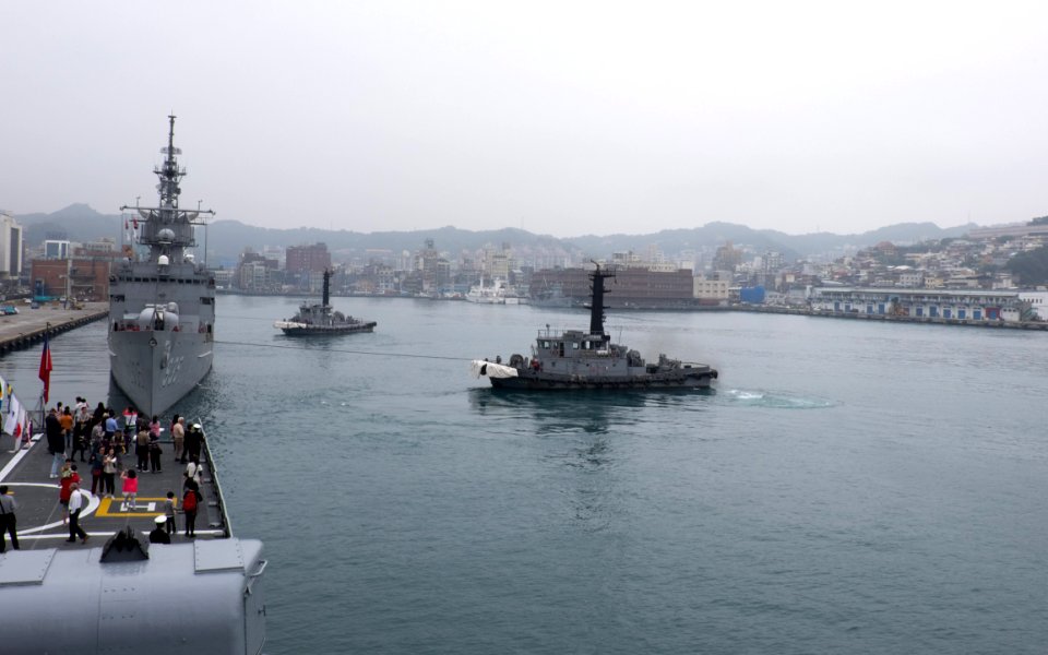 ROCN Lan Yang (FFG-935) Leaving No.4 East Pier of Keelung Harbour by Tugboats 20150316a