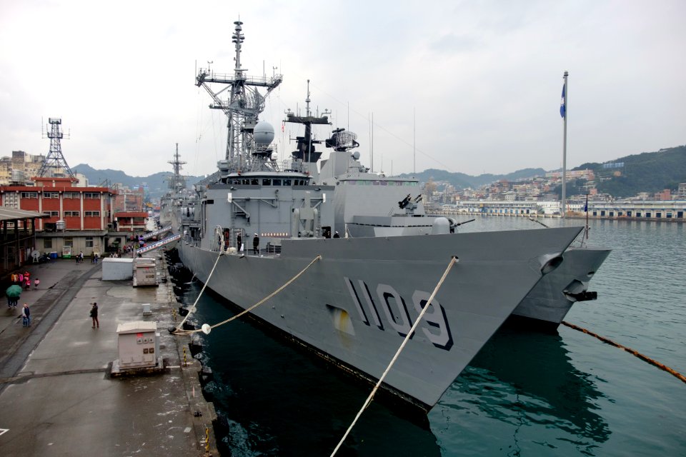 ROCN Chang Chien (PFG2-1109) and Si Ning (PFG-1203) Shipped at Keelung Naval Pier 20170309b