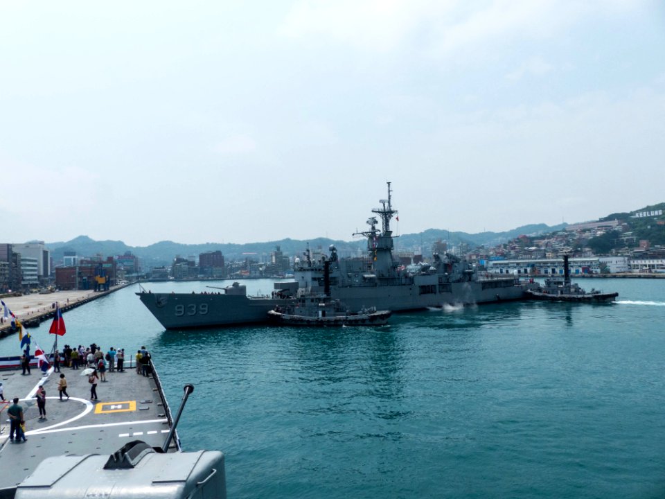 ROCN Tugboat YTL49 and YTL45 Pushing Yi Yang (FFG-939) Nearby Pier 20140327a