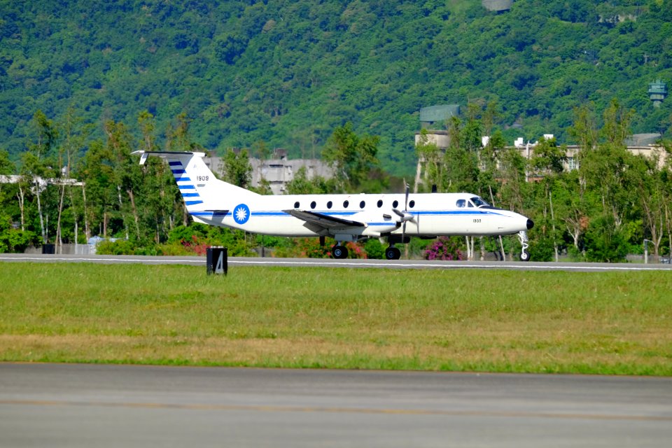 ROCAF BH-1900C 1909 Landing down Hualien Air Force Base 20170923a