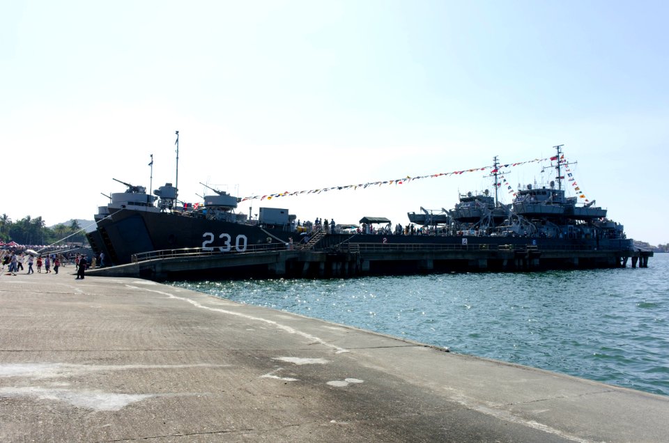 ROCN Chong Bang (LST-230) in Zuoying Naval Base 20141123a