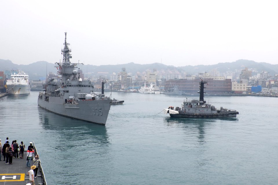 ROCN Lan Yang (FFG-935) Leaving No.4 East Pier of Keelung Harbour by Tugboats 20150316e