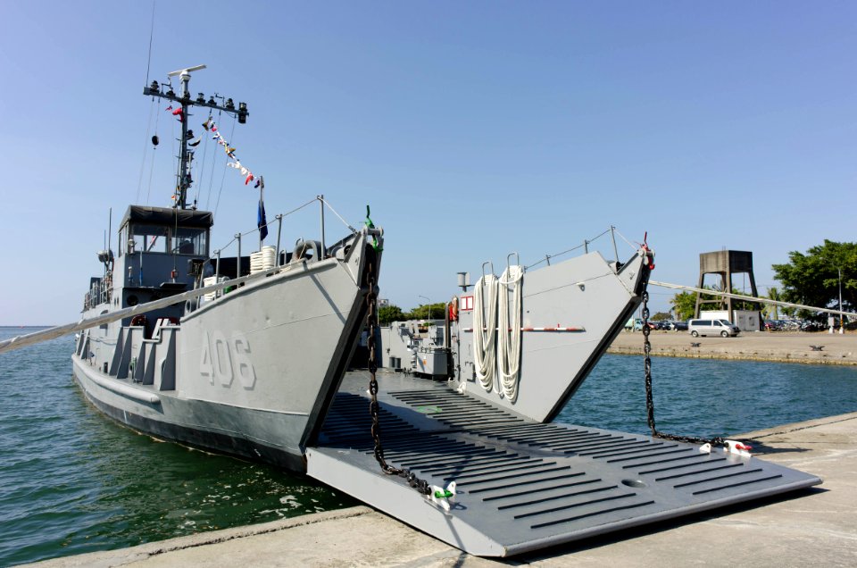 ROCN Ho Chao (LCU-406) Right Front Close up 20141123