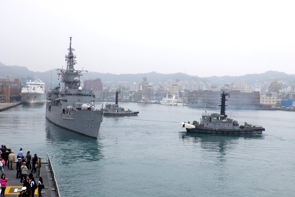 ROCN Lan Yang (FFG-935) Leaving No.4 East Pier of Keelung Harbour by Tugboats 20150316d