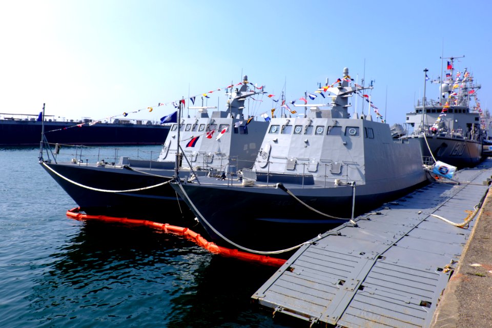 ROCN FACG 92 and 87 Shipped in No.1 East Pier, Zuoying Naval Base 20151024a