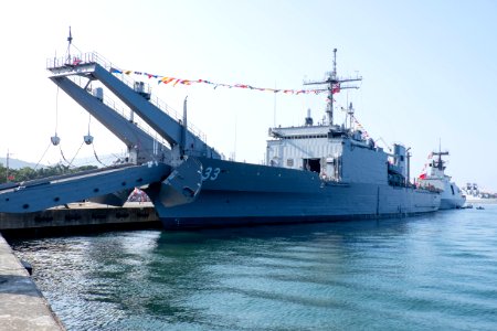 ROCN Chong Ping (LST-233) Shipped in No.6 East Pier, Zuoying Naval Base 20141123c