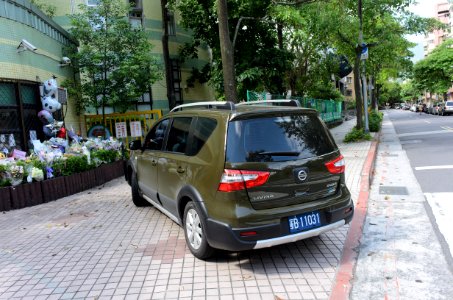 ROCA Nissan Livina X-Gear Driving into Taipei Municipal Wenhua Elementary School Carpark 20150603
