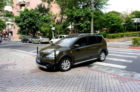 ROCA Nissan Livina X-Gear Waiting for Drive in Taipei Municipal Wenhua Elementary School 20150603