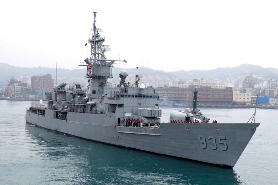 ROCN Lan Yang (FFG-935) Leaving Keelung Harbour 20150316a