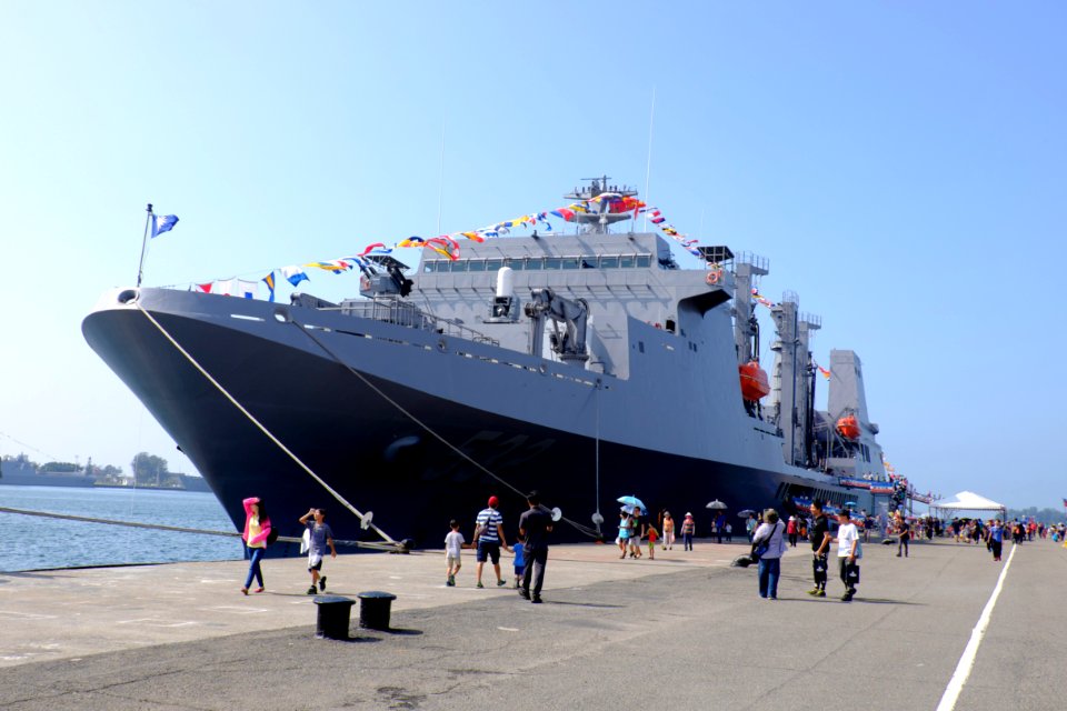 ROCN Panshi (AOE-532) Shipped at No.3 East Pier of Zuoying Naval Base 20151024a