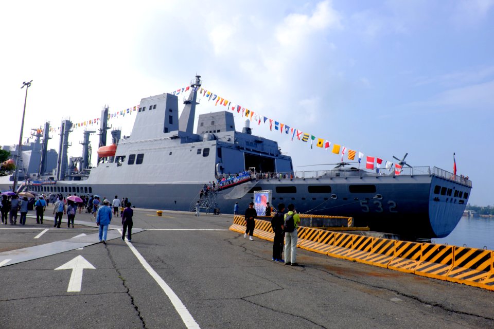 ROCN Panshi (AOE-532) Shipped at No.3 East Pier of Zuoying Naval Base 20151024d