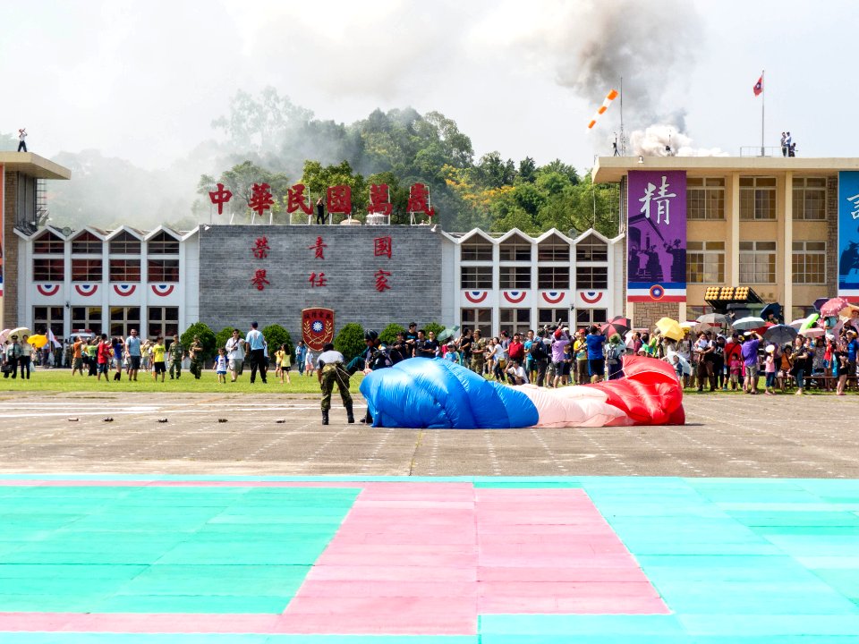 ROCA Dragon Team Crew Touch down Military Academy Ground 20140531a