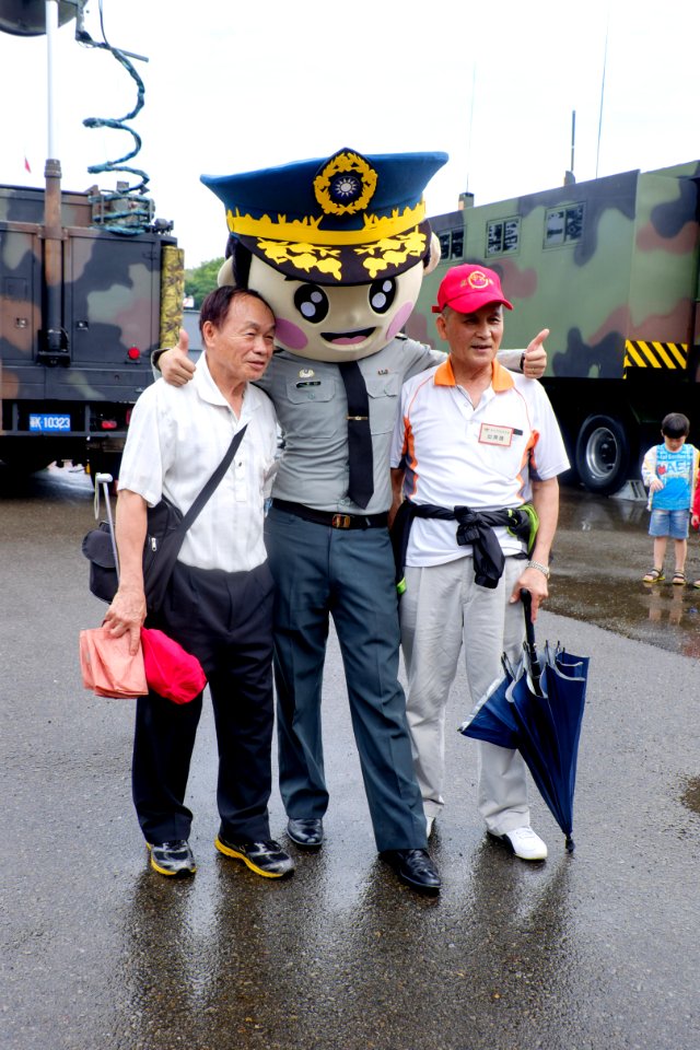 ROCA Officer Mascot with Guests Photographing in Chengkungling Grand Ground 20150606
