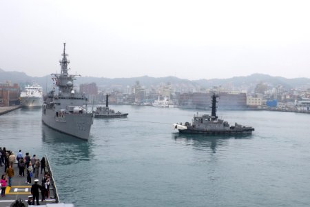 ROCN Lan Yang (FFG-935) Leaving No.4 East Pier of Keelung Harbour by Tugboats 20150316c