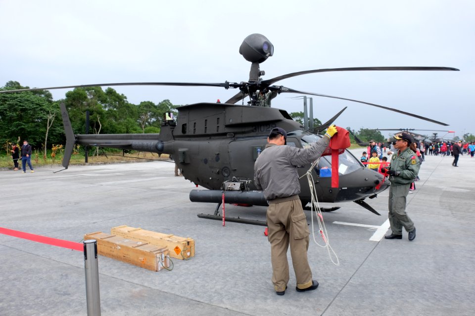 ROCA OH-58D 620 Preparing Take off at Hongchailin Camp 20161224a