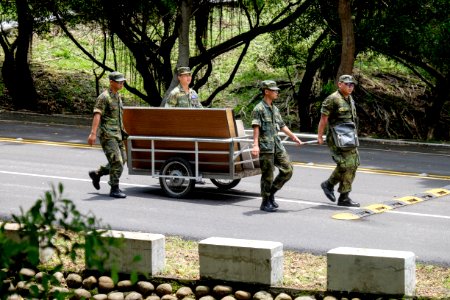 ROCA Soldiers Pulling Hand Cart in Chengkungling 20150606