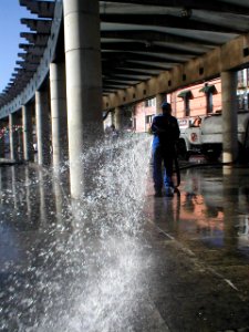 Regando la plaza González Arratia