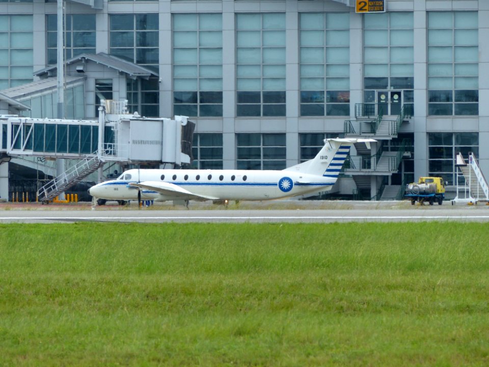 ROCAF Beechcraft 1900C 1910 Taxiing at Hualien Air Force Base 20160813c