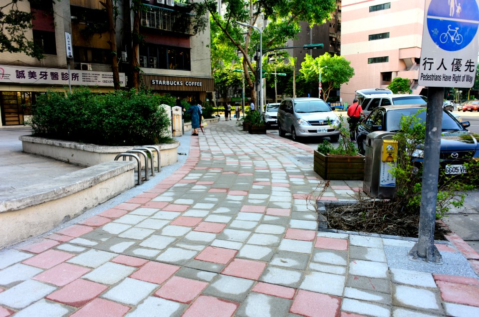 Renewal Sideway Brick Pavement in Section 5, Minsheng East Road, Taipei 20150916
