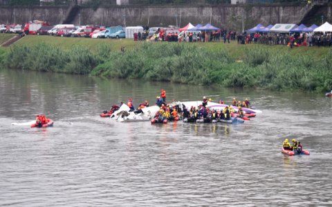 Rescue Team Searching Crashed B-22816 in Keelung River 20150204e