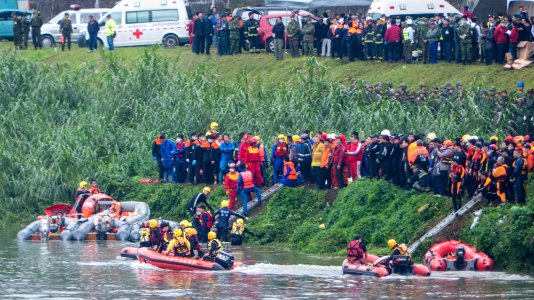 Rescue Teamers Aboarding Inflatable Boats beside Shore of Keelung River 20150204