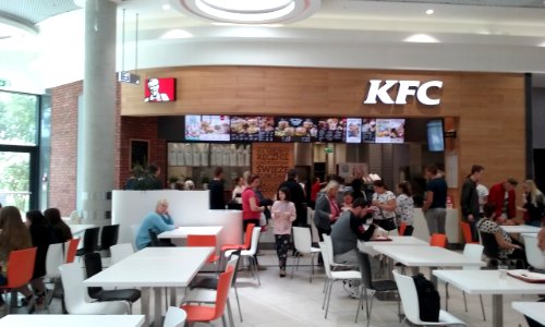 Restauracja KFC w sześćdziesięcio tysięcznym Tomaszowie Mazowieckim w województwie łódzkim. Galeria "Tomaszów"
