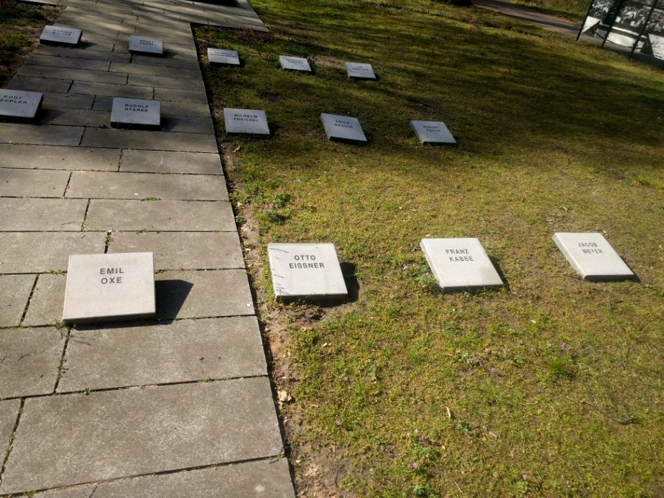 RevolutionsdenkmalNamenstafelnRechts