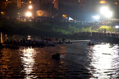 Rescue Team Searching Crashed B-22816 in Keelung River 20150204n1