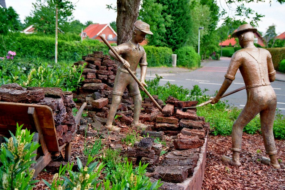 Recke Torfstecher und Sohn bei der Arbeit 02
