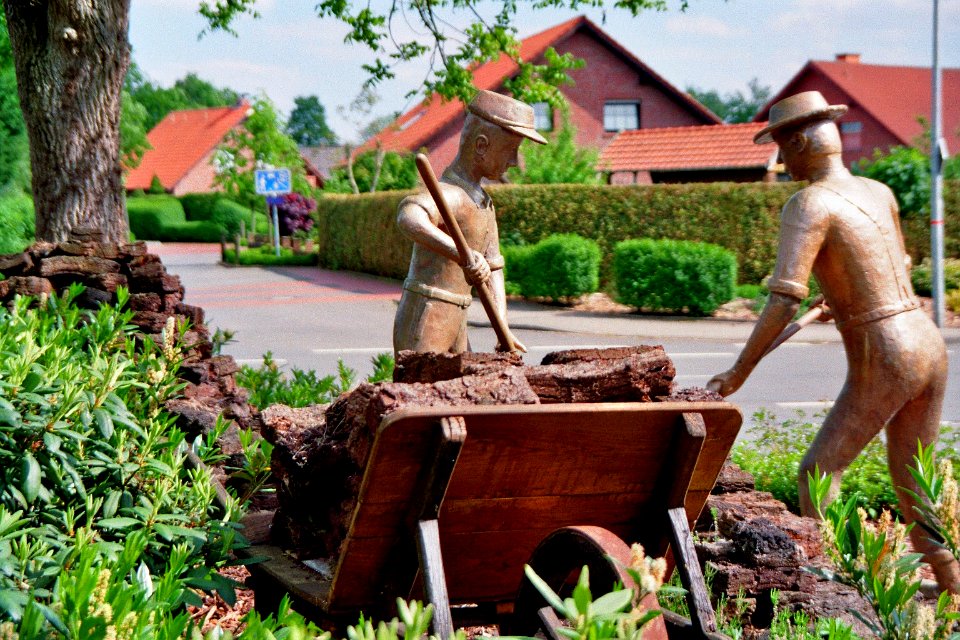 Recke Torfstecher und Sohn bei der Arbeit 04