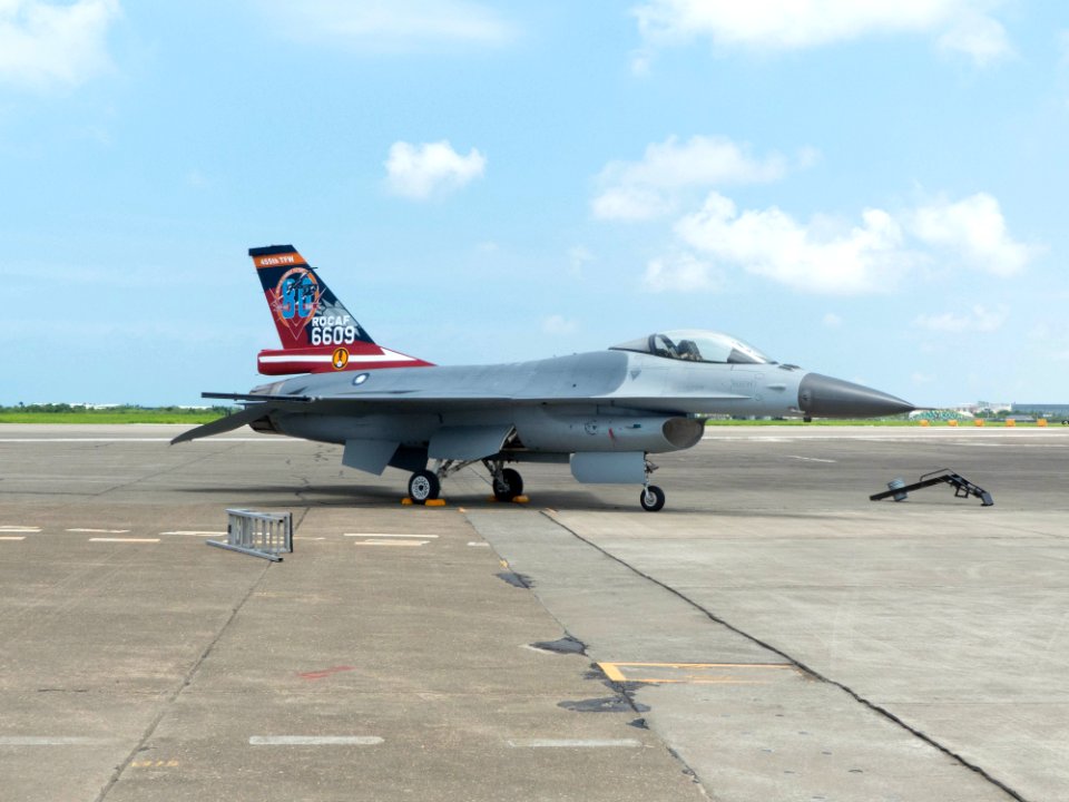 ROCAF F-16A 6609 Parked at Gangshan AFB Apron after Demonstration Flight 20170812b