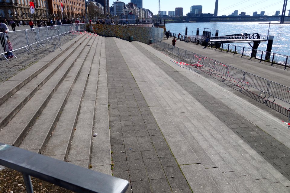 Rheinufer-Treppe Burgplatz Düsseldorf wegen Corona-Krise gesperrt, April 2020 (2)