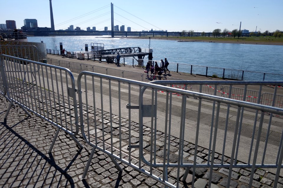 Rheinufer-Treppe Burgplatz Düsseldorf wegen Corona-Krise gesperrt, April 2020 (1)
