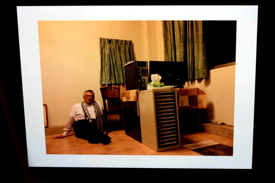 Rex How sitting on Floor of Chen Uen's Studio 20170527