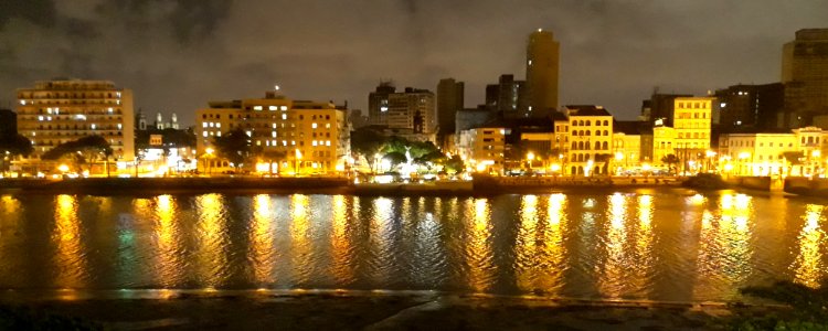 Rio Capibaribe e bairro Santo Antônio à noite, Recife (PE)