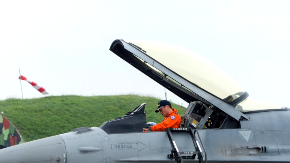 Pilot Yu-shen Lin, ROCAF Lieutenant Colonel Opened Canopy of F-16A 6642 after Flight Demonstration 20151121