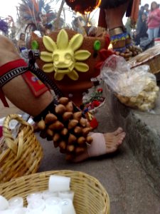 Pie de conchero y sahumerio de copal con Quetzalcóatl
