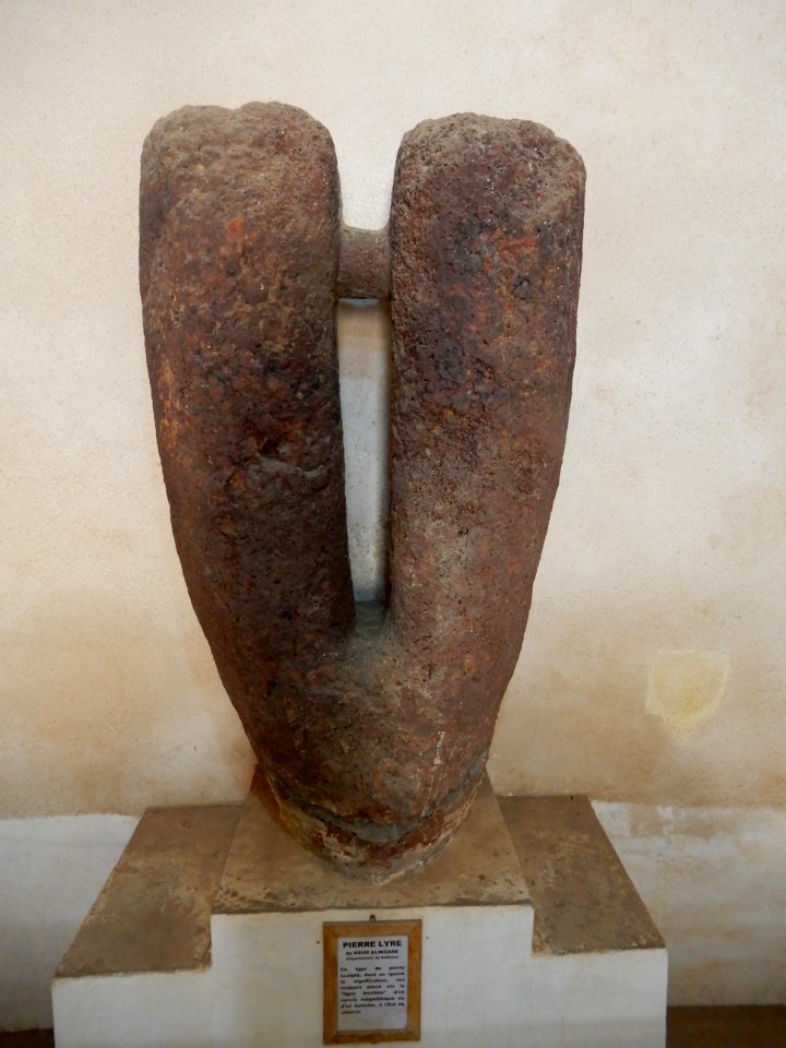 Pierre-lyre de Keur Alingane - Musée historique du Sénégal à Gorée