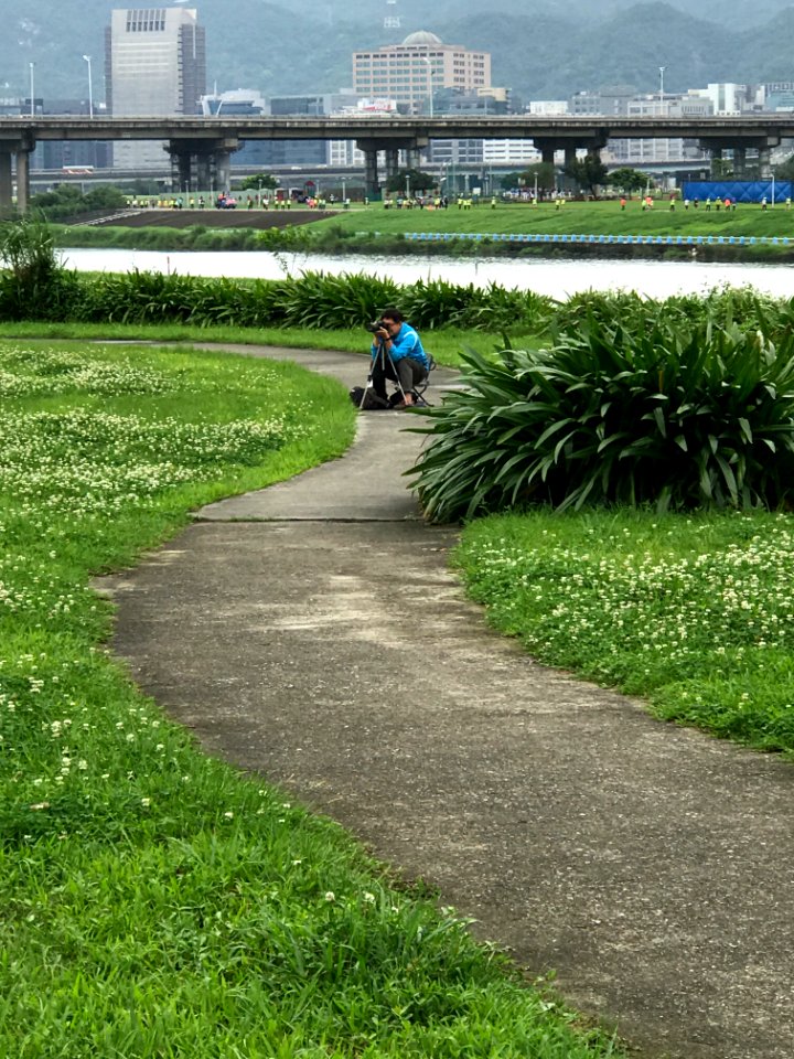 Photographer Photographing Runners in Guanshan Riverside Park 20170423