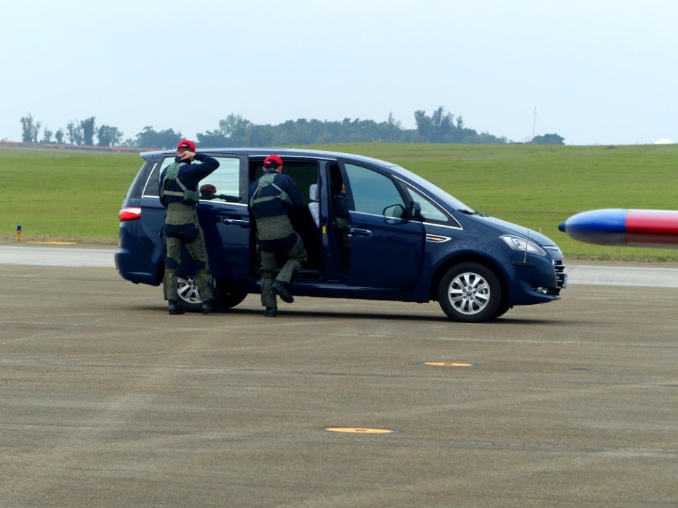 Pilots of ROCAF Thundertigers Taking Luxgen 7 MPV Leave Apron 20161126