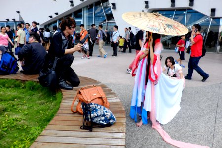Photographer Kneeling on Bench Try to Spotting Cosplayer 20150509