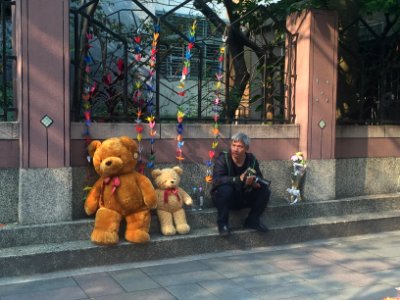 Photographer sitting beside the Wall of Xihu Elementary School 20160330