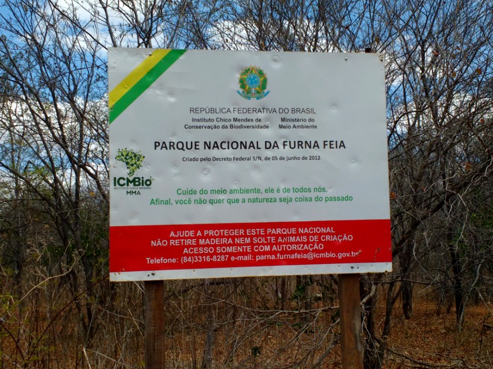 Placa de entrada do Parque Nacional da Furna Feia