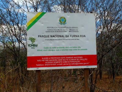 Placa de entrada do Parque Nacional da Furna Feia