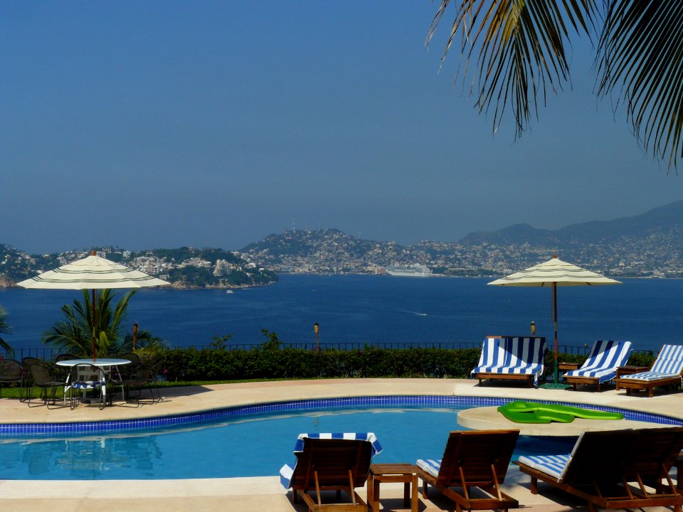 Piscina con vista al mar